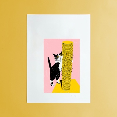 Ilustração de gato preto e branco a brincar com um poste de arranhar amarelo