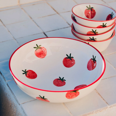 Conjunto de tigelas de cerâmica com estampas de morangos vermelhos e bordas vermelhas
