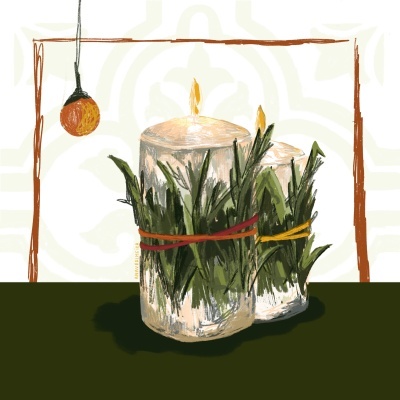 Duas velas brancas com raminhos verdes e fitas coloridas, acesas sobre superfície verde escura