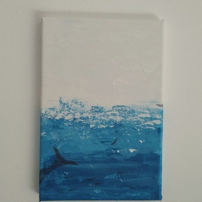 Tela pintada em azul e branco pendurada numa parede branca