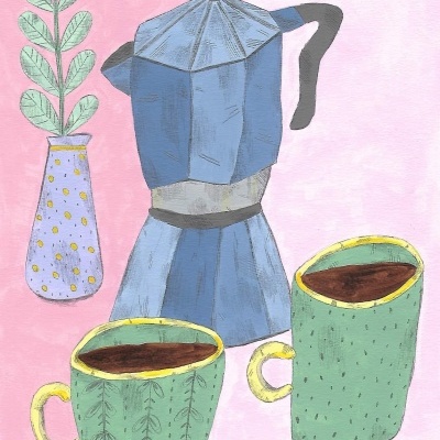 Cafeteira moka azul, duas canecas verdes com café, vaso lilás com planta sobre fundo rosa