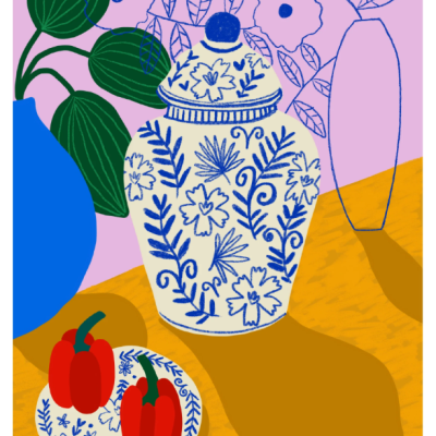 Jarro e prato de cerâmica com padrão floral azul, pimentos vermelhos, vaso azul e fundo lilás com flores desenhadas