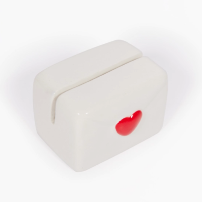 Caixa de cerâmica branca com desenho vermelho em lábio