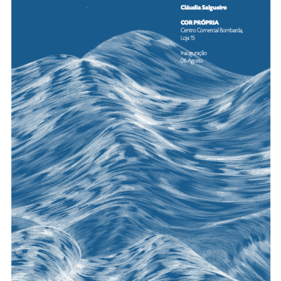 Cartaz azul com ondas brancas estilizadas e texto branco sobre exposição artística.