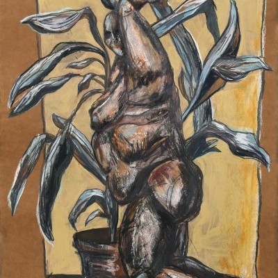 Escultura abstrata bronze com planta ao fundo