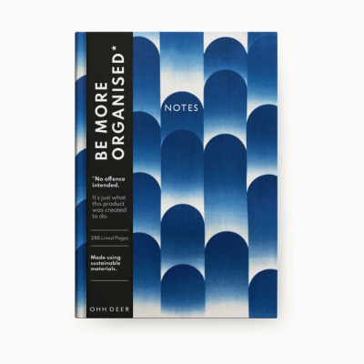 Caderno azul com padrão em degradé e faixa preta vertical com texto branco e marca OH DEER