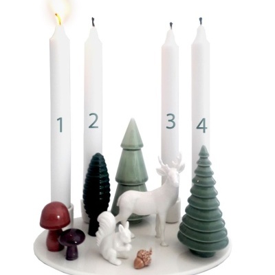 Conjunto decorativo com velas numeradas e figuras de árvores, cogumelos e animais