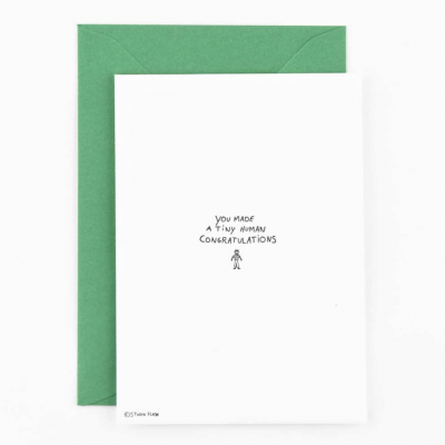 Cartão branco com texto e desenho preto e envelope verde no fundo branco.