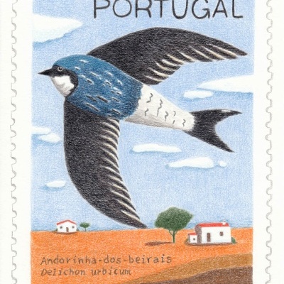 Selo postal com ilustração de andorinha-dos-beirais e paisagem rural