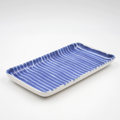 Prato retangular azul com linhas brancas de cerâmica