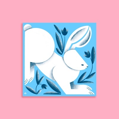 Ilustração de coelho branco com folhas e flores azuis em fundo azul claro