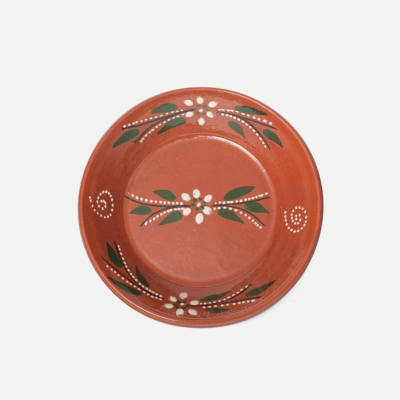 Prato redondo de cerâmica castanho com decoração floral pintada