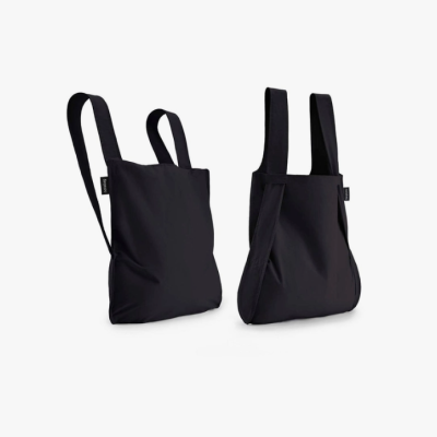 Duas mochilas pretas com alças largas e tecido liso em fundo branco.