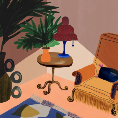 Sala de estar com mesa, plantas, lâmpada, poltrona laranja e tapete colorido.