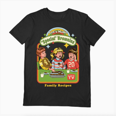 T-shirt preta com estampa colorida de crianças a comer brownies e texto em inglês.