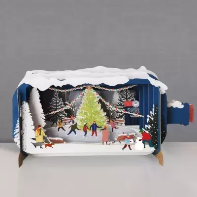 Miniatura de garrafa com cena de Natal iluminada e neve no topo