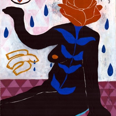 Pintura artística abstrata com figura humana com rosa na cabeça, gotas azuis, olho desenhado, mosquitos e aves douradas, fundo rosa e branco com padrão geométrico roxo.