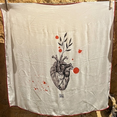 Pano branco com estampa de coração anatómico com ramos e manchas vermelhas