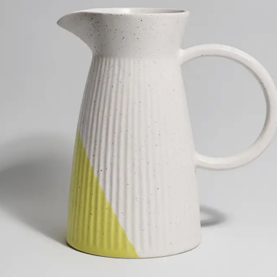 Jarro cerâmico creme com textura e detalhe amarelo e asa