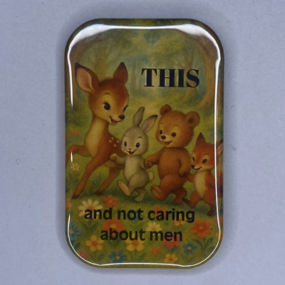 Embalagem com ilustração de animais da floresta e texto em inglês