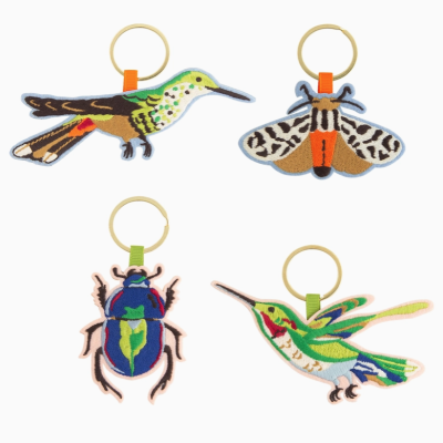 quatro porta-chaves bordados coloridos em forma de animais com argolas metálicas