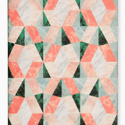 Caderno com capa geométrica em tons de verde, coral, cinza e bege que imita mármore