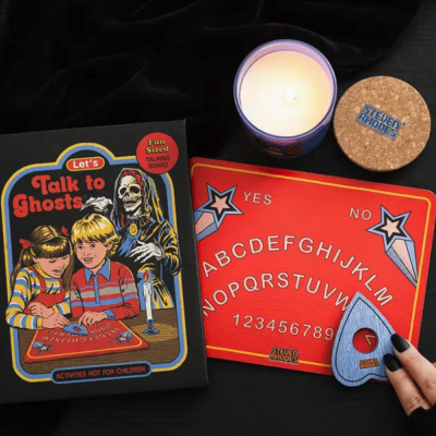 Jogo de tabuleiro para falar com fantasmas com tabuleiro vermelho, vela e tampa de rolha