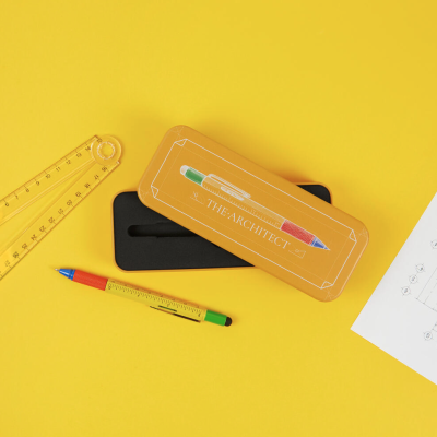 Estojo amarelo THE ARCHITECT, caneta colorida, régua amarela e papel com desenhos técnicos