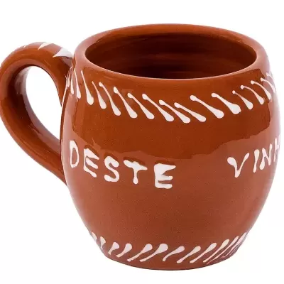 Caneca de cerâmica castanha com desenho branco e texto decorativo