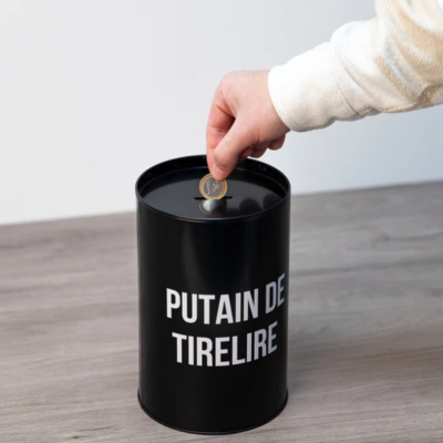 Pote metálico preto com texto branco e mão a inserir moeda