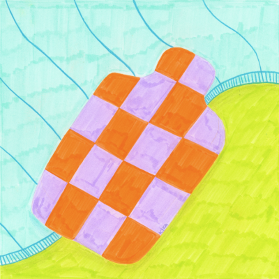 Saco térmico xadrez laranja e lilás sobre superfície amarela com fundo azul ondulado