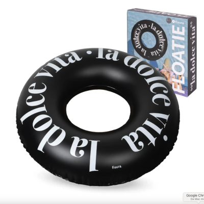 Boia preta redonda com letras brancas 'la dolce vita' e embalagem azul e branca com texto