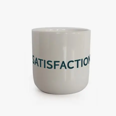 Caneca branca com palavra SATISFACTION impressa