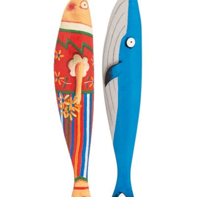 Dois peixes decorativos em madeira pintada com padrões e cores vibrantes