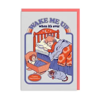 Cartão com ilustração de menina a dormir na cama, bebé no berço e gato, texto em inglês, fundo branco e envelope coral