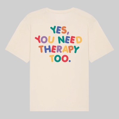 T-shirt bege com texto colorido na parte de trás