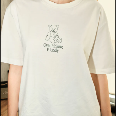 T-shirt branca com desenho de ursinho e texto Overthinking Friendly