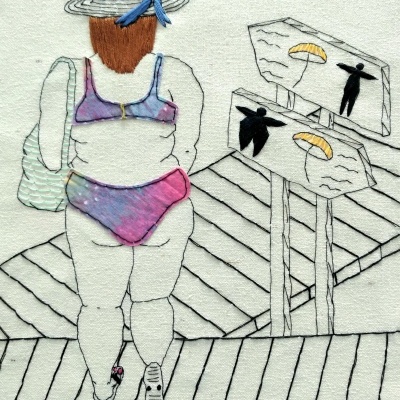 Ilustração bordada de mulher de costas com chapéu, biquini e bolsa junto a sinais com imagens de paraquedas.