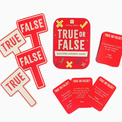 Jogo de cartas vermelho True or False com placas TRUE e FALSE e cartas de perguntas.