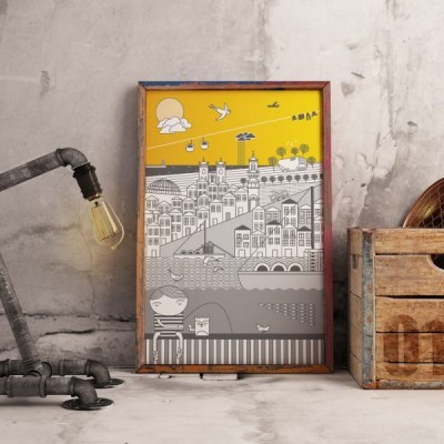 Pôster ilustrado colorido em moldura de madeira numa mesa em ambiente rústico