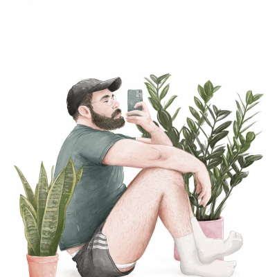 Homem sentado com boné e calções ao lado de plantas em vasos