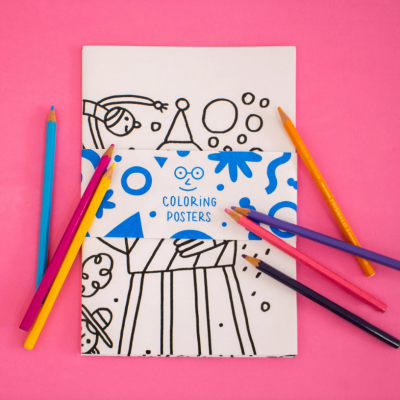 Cartaz para colorir com lápis de cor sobre fundo rosa