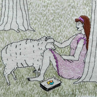 Bordado de mulher sentada com vestido rosa junto a árvore, acariciando ovelha branca, com livro aberto no chão, em fundo de relva e árvores.