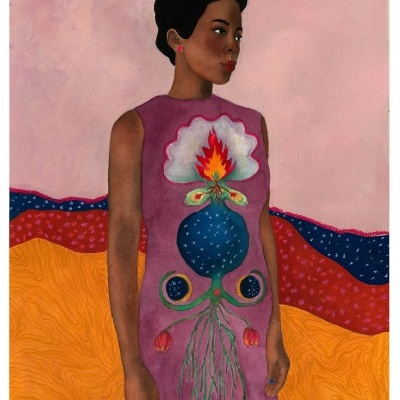 Vestido roxo com padrão de flor estilizada e raízes, usado por mulher com cabelo preto, fundo abstrato colorido