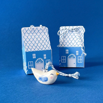 Presentes em forma de casa azul e enfeite passarinho cerâmico branco e azul