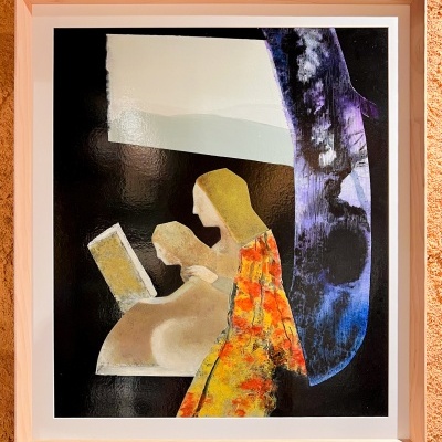 Quadro abstrato com duas figuras femininas, moldura branca, fundo preto e detalhes azul, pendurado em parede castanha