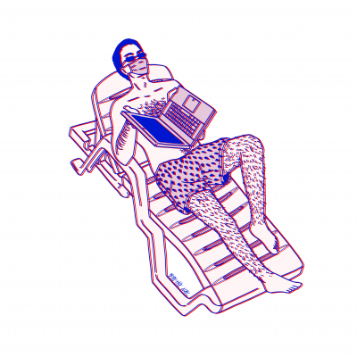 Homem de calções de banho azuis com padrão sentado numa espreguiçadeira com um portátil.