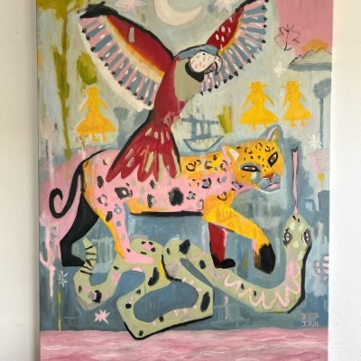 Pintura abstrata de um pássaro vermelho sobre um leopardo amarelo e rosa e uma cobra verde.