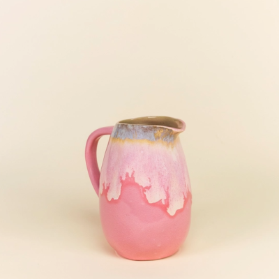 Jarro de cerâmica rosa com acabamento esmaltado multicolor