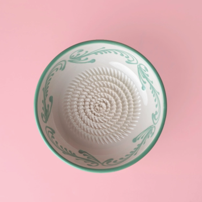 Recipiente cerâmico branco e verde com textura espiral no centro